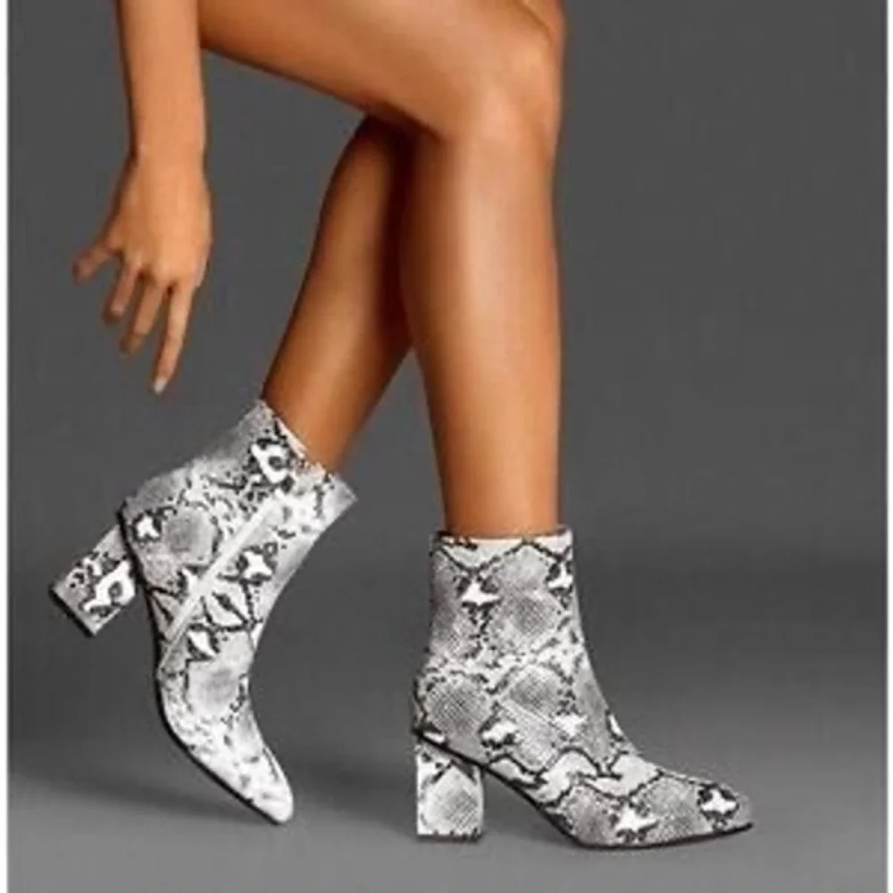 Wet Kiss Snakeskin Animal Print Ankle Boots Block Heel Pointed Toe Gold Zipper 9